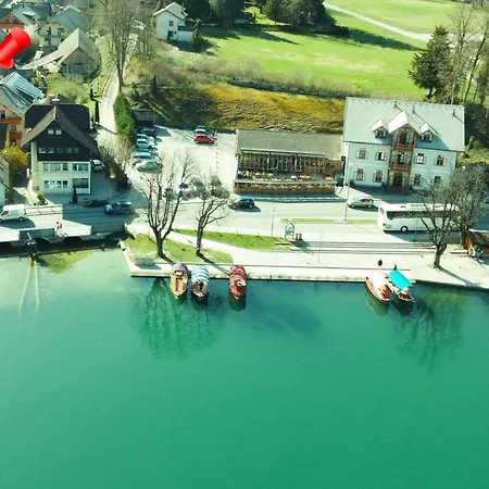 Lakeside Apartment *