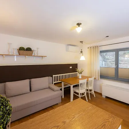 Lakeside Apartment *