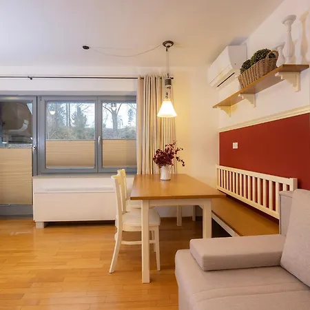 Lakeside Apartment *