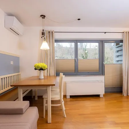 Lakeside Apartment *